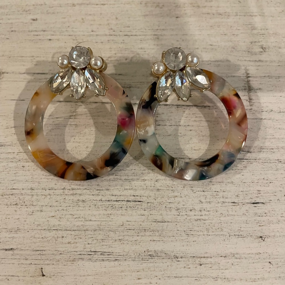 Multi color tortoise shell hoop earings with rhinestones